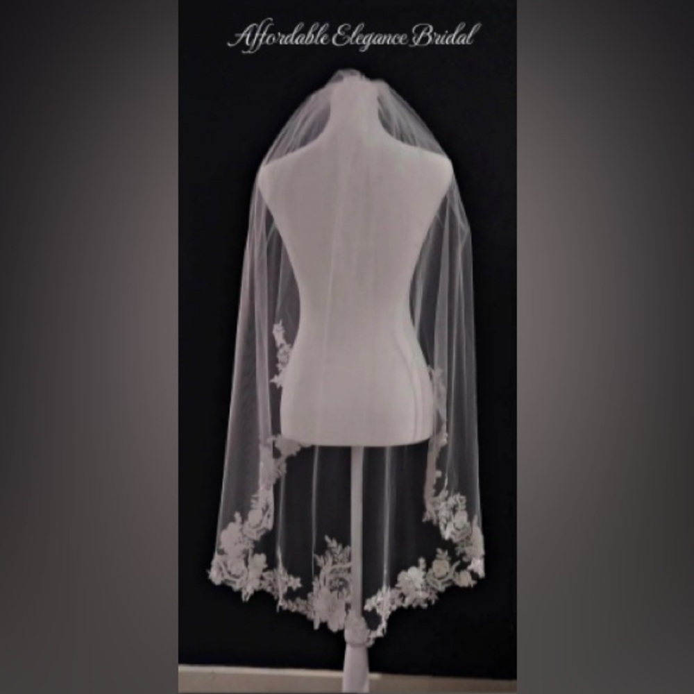 Elegant White Lace Bridal Veil
